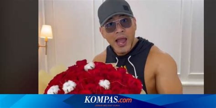 Deddy Corbuzier Ngomel Sambil Bawa Bunga, Kenapa?